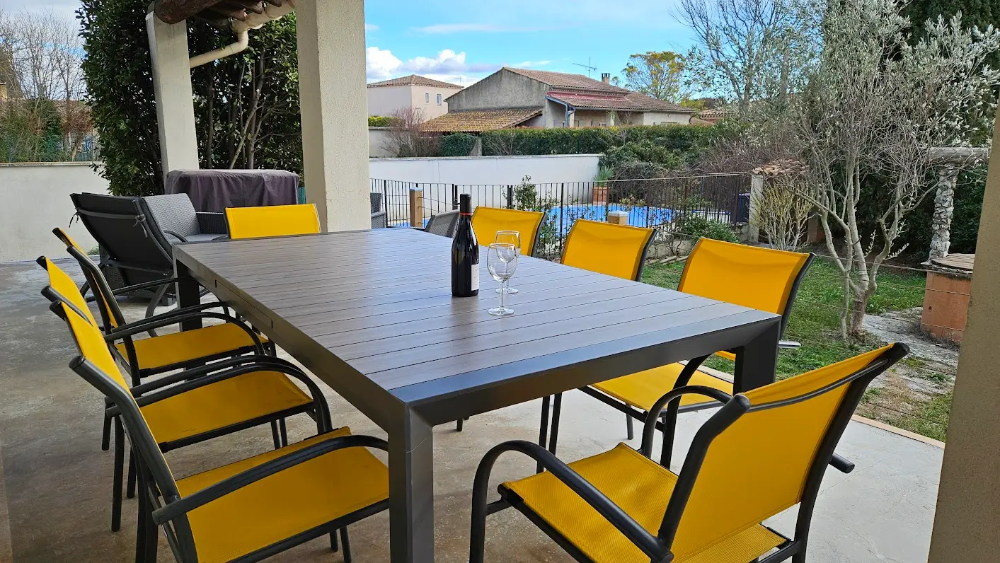Der Tisch auf der Terrasse