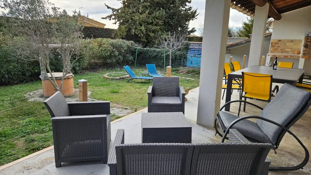 Die Gartensitzgruppe auf der Terrasse, mit Blick auf den Rasen