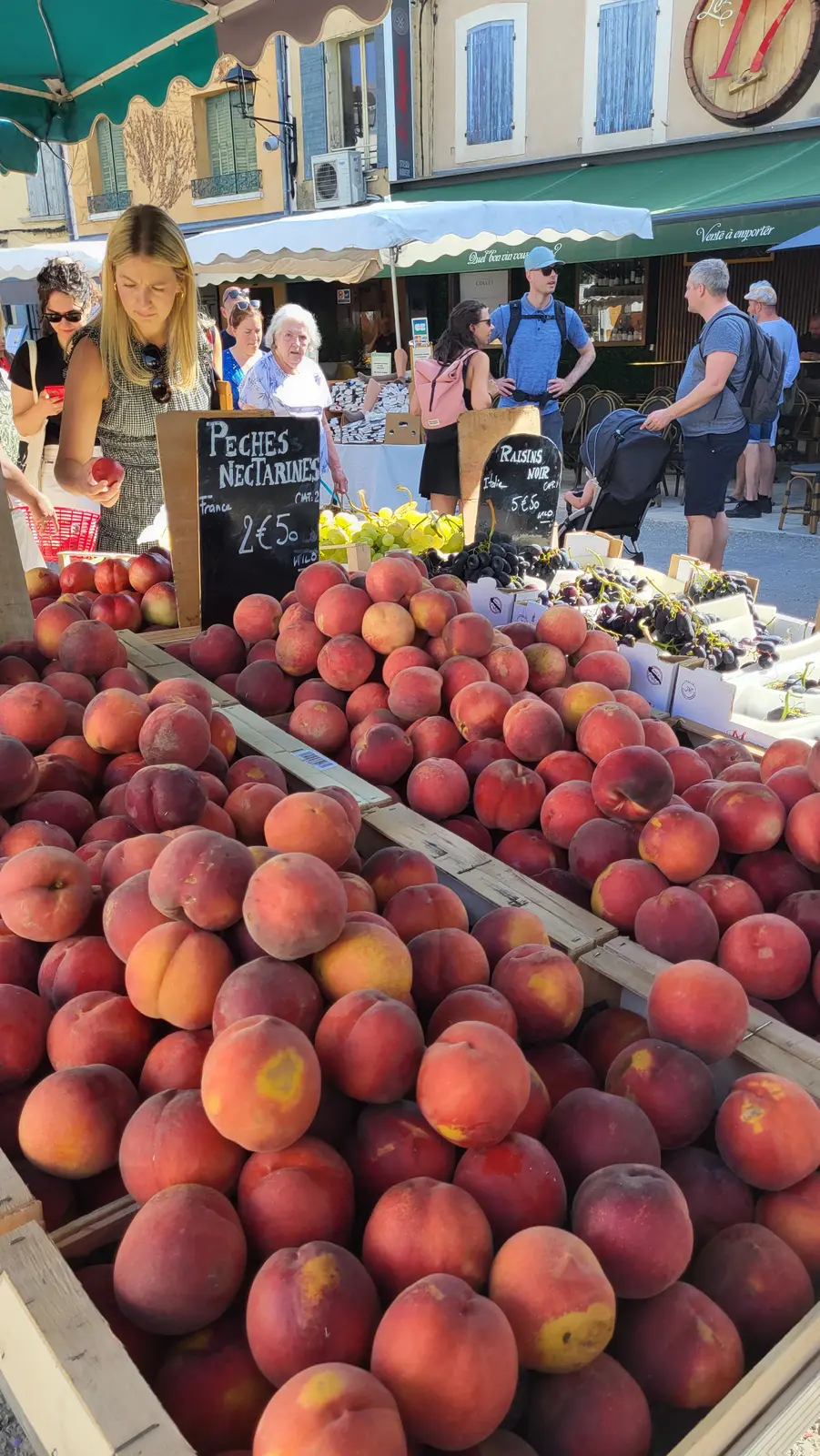 Peaches and nectarines at the market